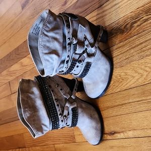 **SOLD**Daisy Fuentes studded booties